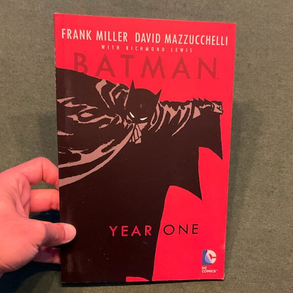 Batman: Year One by Frank Miller DC Comic Book Paperback (1986) - Picture 1 of 3